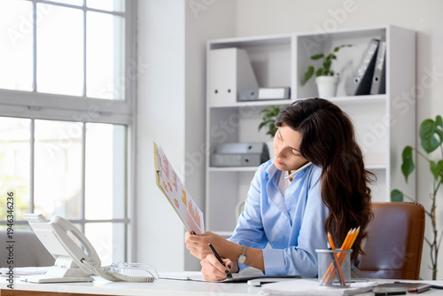 Busy young businesswoman wo...