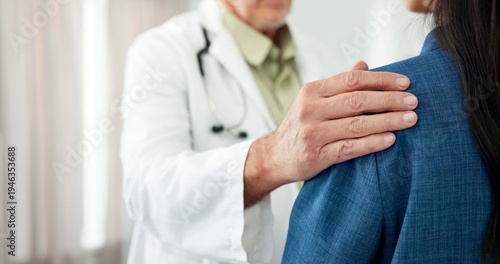 Foto Support, hands and doctor with patient in clinic, cancer diagnosis and sympathy for healthcare follow up