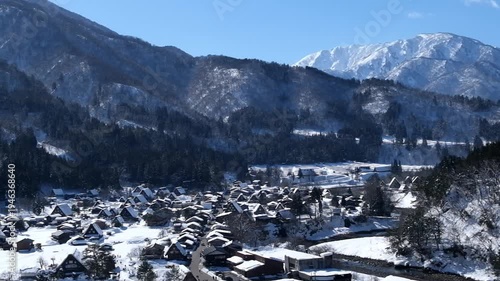 Wallpaper Mural 冬の晴れた日の白川郷雪景色全景 Torontodigital.ca