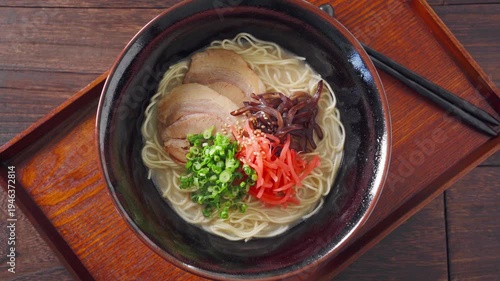 豚骨ラーメン チャーシューと紅生姜のトッピング