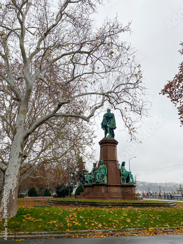 Bild auf Leinwand Statues in front of the Chain Bridge, Square in Budapest, Hungary