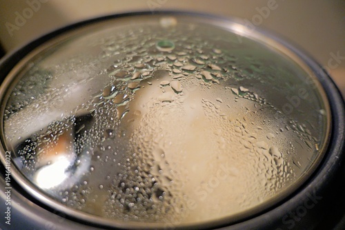Εκτύπωση καμβά Condensation and steam on glass pot lid during cooking