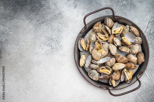Foto Italian vongole clams arranged in rustic metal pan