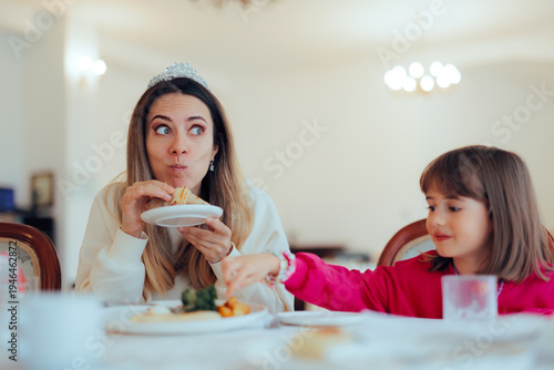 Фотография Mom Eats Breakfast Quickly With Her Little Girl