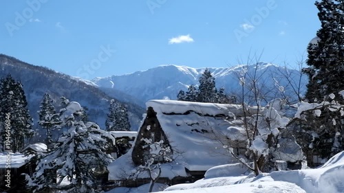 Wallpaper Mural 冬の雪景色合掌造り集落の五箇山 Torontodigital.ca