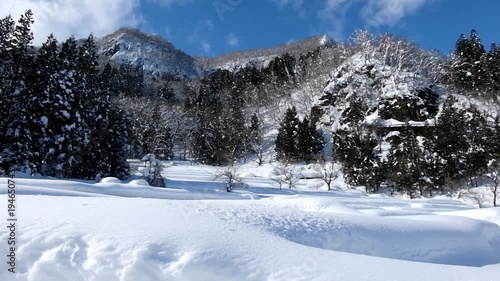 Wallpaper Mural 冬の雪景色合掌造り集落の五箇山 Torontodigital.ca