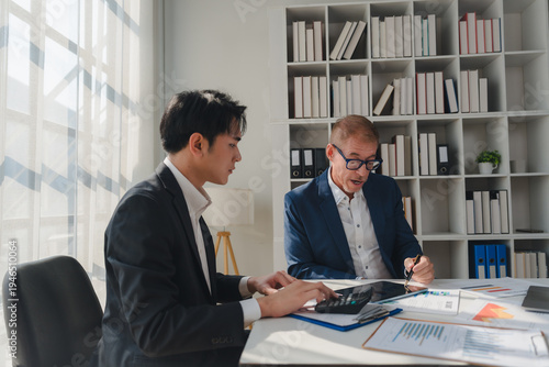 Photos Businessmen collaborating calculating financial data in modern office