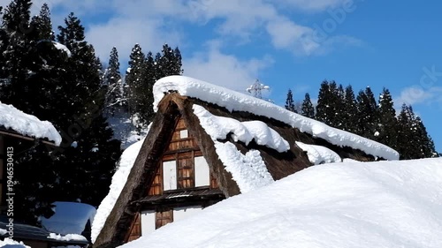 Wallpaper Mural 冬の雪景色合掌造り集落の五箇山 Torontodigital.ca