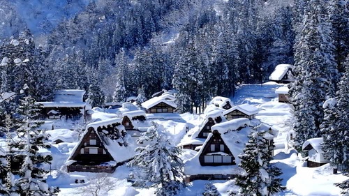 Wallpaper Mural 冬の雪景色合掌造り集落の五箇山 Torontodigital.ca