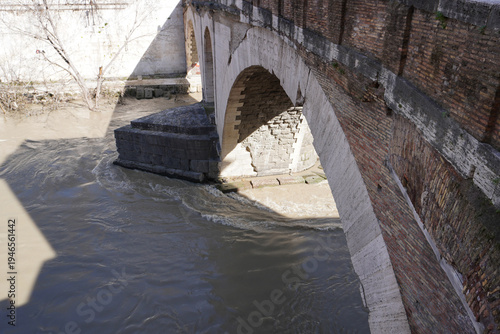 Fotografia The ancient Cestius Bridge or Ponte Cestio over the Tiber River, among the island Tiberina and Trastevere quarter
