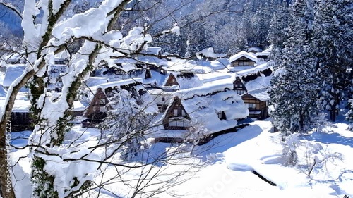 Wallpaper Mural 冬の雪景色合掌造り集落の五箇山 Torontodigital.ca