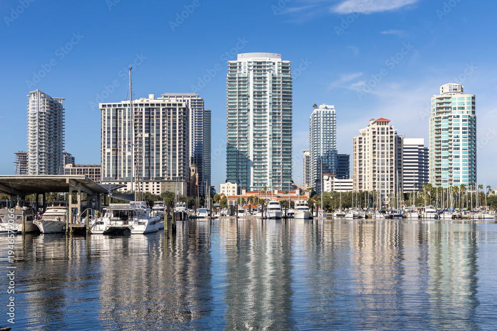 Obraz premium Saint Petersburg skyline Florida marina with boats at Tampa Bay in downtown St Petersburg, United States