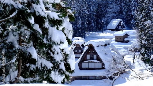 Wallpaper Mural 冬の雪景色合掌造り集落の五箇山 Torontodigital.ca