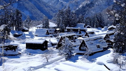 Wallpaper Mural 冬の雪景色合掌造り集落の五箇山 Torontodigital.ca