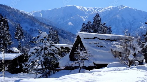 Wallpaper Mural 冬の雪景色合掌造り集落の五箇山 Torontodigital.ca