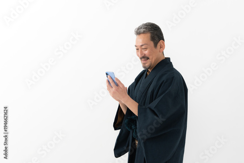 着物を着た男性　スマートフォン　スマホ　