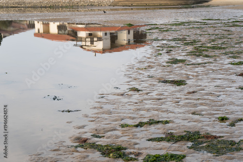Reflet abstrait d’une maison de plage dans l’eau, plage de Vieux-Boucau