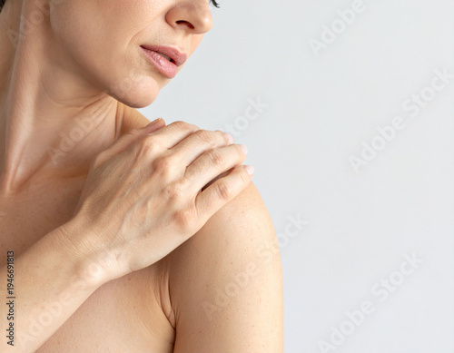 donna mani spalla bellezza 