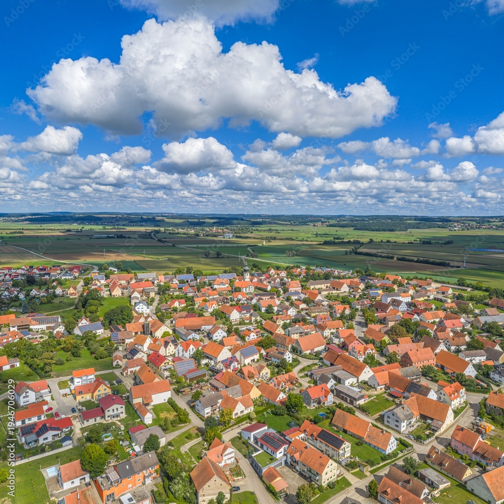 Fototapeta premium Ausblick auf Dittenheim zwischen Gunzenhausen und Treuchtlingen im Fränkischen Seenland