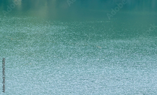 春の日差しで湖水が輝く08