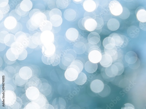 玉ボケ。水面。太陽の光が反射して玉ボケが輝いている様子。穏やかな自然の風景