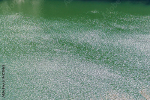 春の日差しで湖水が輝く17