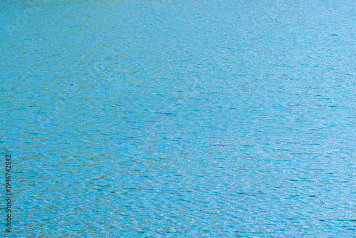 春の日差しで湖水が輝く24