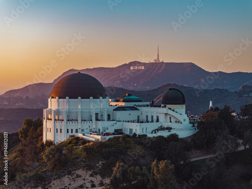 Konstfotografi Griffith Park observatory at sunset, downtown Los Angeles skyline