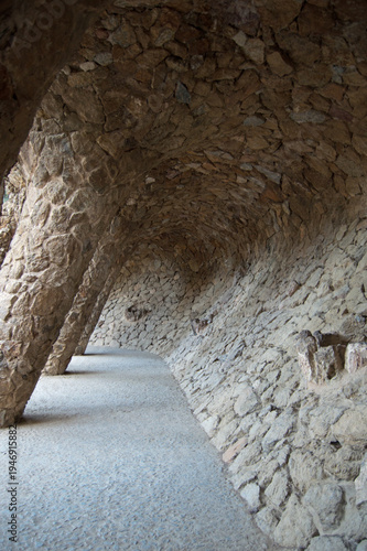 Foto Stone colonnade and pathways at Park Güell in Barcelona