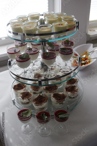 Verschiedene Desserts auf Etagere