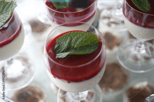 Dessert im Glas mit Pfefferminz Blatt