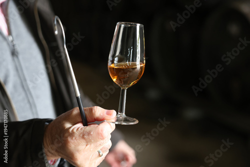 Konstfotografi Hand holding catavino tasting oloroso sherry wine