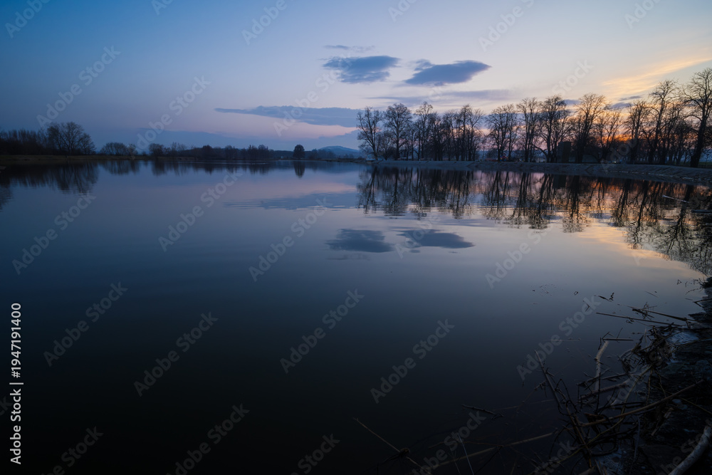 Fototapeta premium Zachód słońca, zalew Jawornik, Jawor, Miasto Jawor, natura, woda, drzewa, odbicie w wodzie,