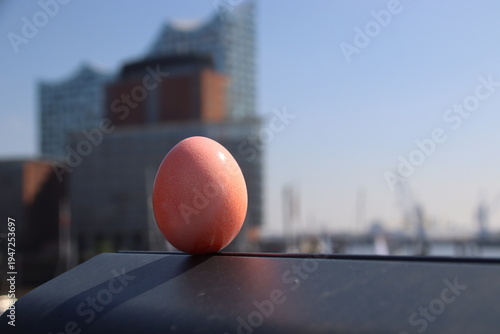 Elphilarmonie Hamburg im Hintergrund, gefüllt mit leuchtendem Osterei