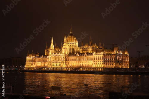 Canvas Print hungarian parliament in budapest