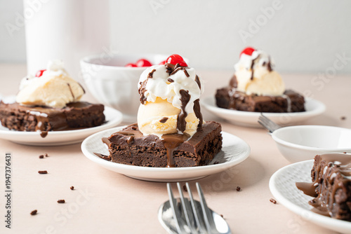 Cuadro en lienzo Hot fudge brownie with vanilla ice cream and whipped cream