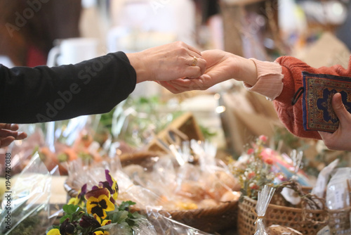 買い物をする様子