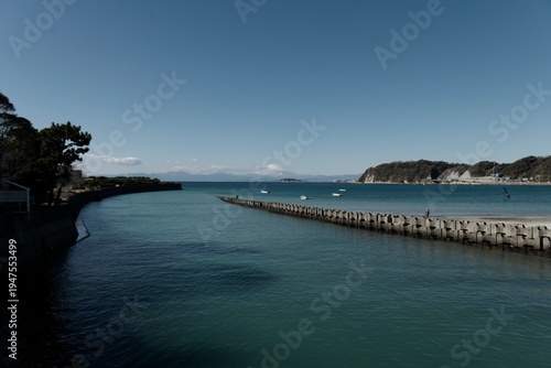 Wallpaper Mural 逗子海岸の突堤から望む相模湾と江の島のパノラマ風景 Torontodigital.ca