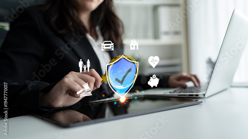 Foto Business Professional Planning Digital Security Protection Concept with Laptop and Shield Symbolizing Trust in Finance and Insurance Industry Quark