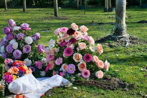 Ein letzter Gruß in Form von Kränzen und Schleifen  auf einem Friedhof in Ratingen