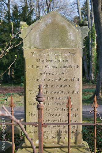 Fromme Wünsche auf der Rückseite eines alten Grabsteines auf einem Friedhof in Unna