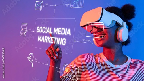 Foto A woman experiencing virtual reality is surrounded by visual elements related to social media marketing, illustrating the intersection of technology and marketing strategies