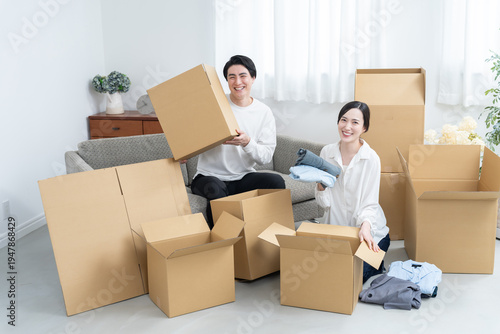 ダンボールに物を入れる夫婦（引越し・転居）