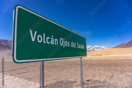 Vulkan Ojos del Salado (Chile) - Straßenschild mit Vulkan im Hintergrund