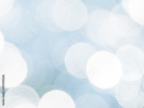 大きな玉ボケ。水面。太陽の光が反射して玉ボケが輝いている様子。穏やかな自然の風景