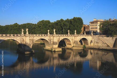 Φωτογραφία Ponte Sant'Angelo and reflections on the Tiber River in Rome