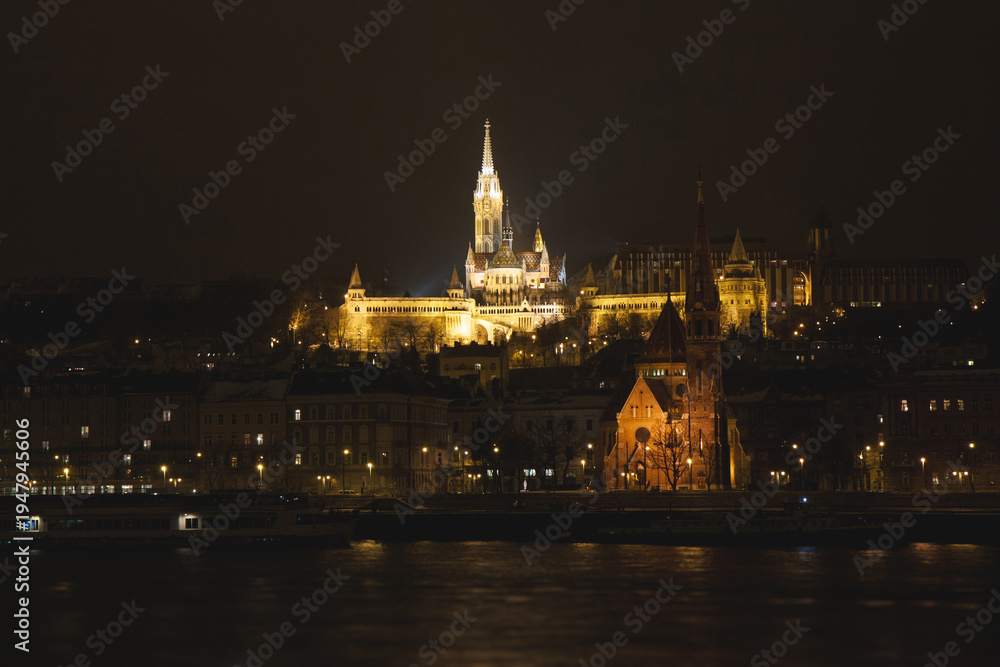 Obraz premium Night view of Matthias Church and Fisherman's Bastion in Budapest