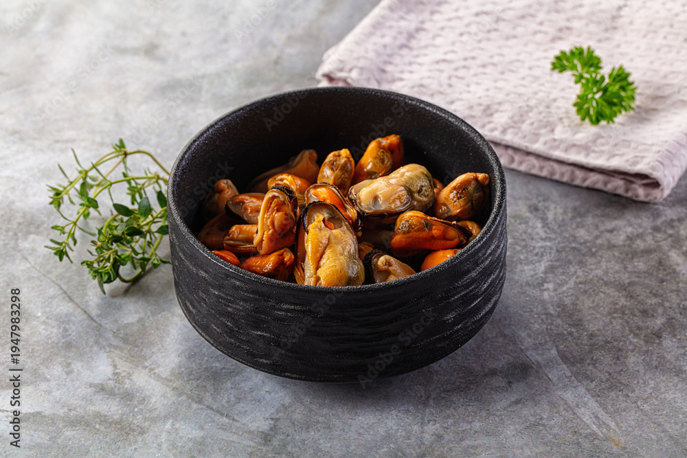 Fototapeta premium Peeled mussels heap in the bowl