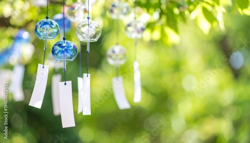爽やかな夏の風景　木漏れ日を背景にした美しいガラスの風鈴のイメージ画像