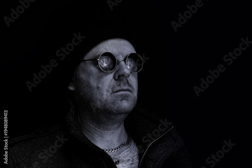 leute, kopf, person, mann, mund, beängstigend, böse, fotogen, leitbild, ernst, aufrecht, cool, Gesicht, anschauen, Portrait, Mensch, 50 Jahre, Herbst, Single, Model, Kontrast, Style, Mode, Jacke,